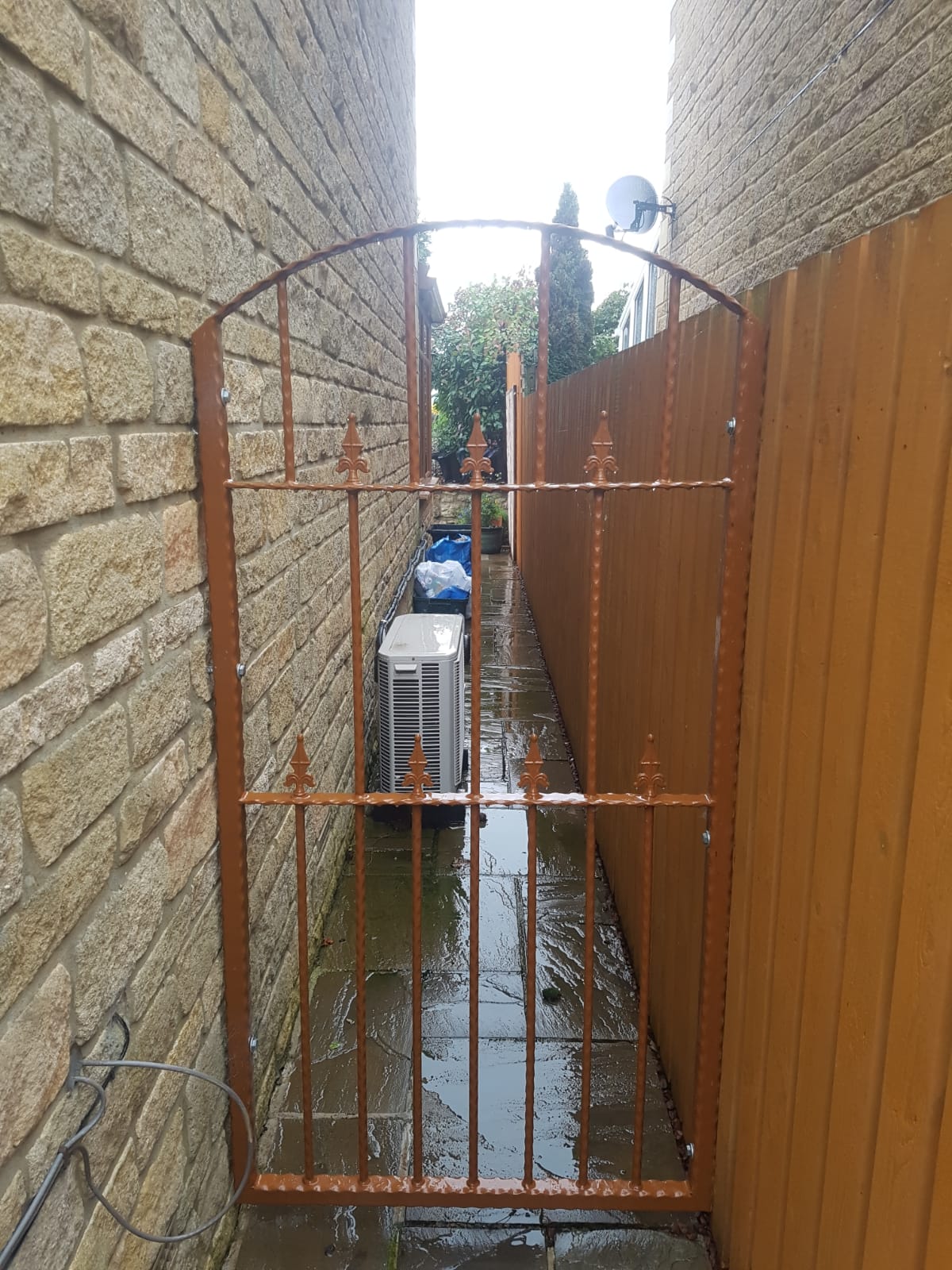 Corten-finish arched side gate